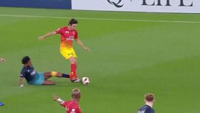 Era entre amigos... mas não parecia: a entrada 'assassina' de Speed sobre Kaká em jogo solidário