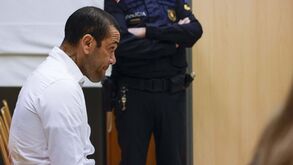 No dia em que foi condenado à prisão Dani Alves ganhou outro processo: vai receber 9,2 milhões