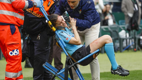 Árbitra foi contra uma das câmaras do Betis-Ath. Bilbao e ficou neste estado