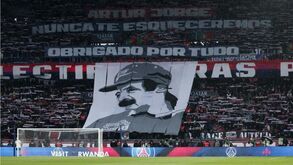 A homenagem dos adeptos do PSG a Artur Jorge no jogo com o Rennes 