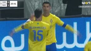 E vão 9 jogos seguidos a marcar: Cristiano Ronaldo adiantou o Al Nassr no dérbi com este golo