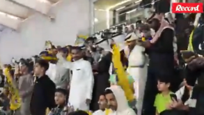 É assim que se festeja um golo de CR7 na Arábia Saudita: telemóveis em riste, um 'Siuuuuu!' e... a loucura total entre os adeptos do Al Nassr
