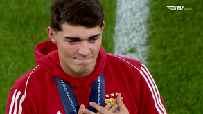 Diogo Ribeiro emocionado com homenagem na Luz