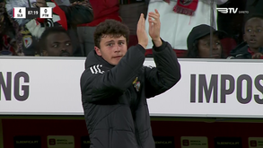 Luz de pé para homenagear João Neves: médio saiu do banco para retribuir o gesto das bancadas