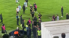 Trincão levado ao colo para o túnel: avançado do Sporting saiu lesionado