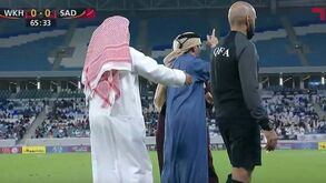 Quem paga, pode: presidente de clube no Qatar interrompe jogo para protestar com o árbitro