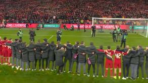 Momento comovente em Wembley: equipa do Liverpool e adeptos entoam a uma só voz 'You will never walk alone'