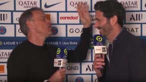 Luís Enrique em momento surreal com jornalista: «Respira! Imagina o sol, o céu azul...»