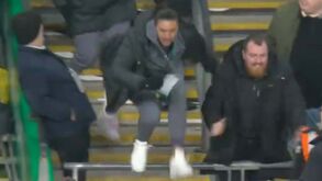 Ultrapassa toda a gente e até galga uma cancela: a celebração do lesionado Darwin em Wembley 
