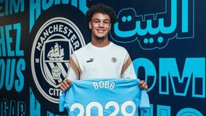 Oscar Bobb renova com o Man. City até 2029