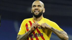 Barcelona retira a Dani Alves estatuto de lenda do clube   