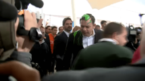 Montenegro atingido na cabeça com tinta verde durante visita à Bolsa de Turismo de Lisboa: ativista detido