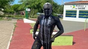 Estátua de Daniel Alves vandalizada novamente