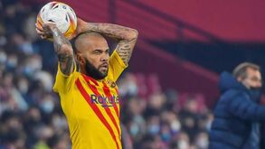 Barcelona volta a colocar Dani Alves com o estatuto de lenda do clube