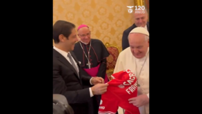 Rui Costa oferece camisola do Benfica ao Papa Francisco