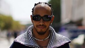 Hamilton garante foco total na Mercedes para 2024: «Quero terminar em grande»