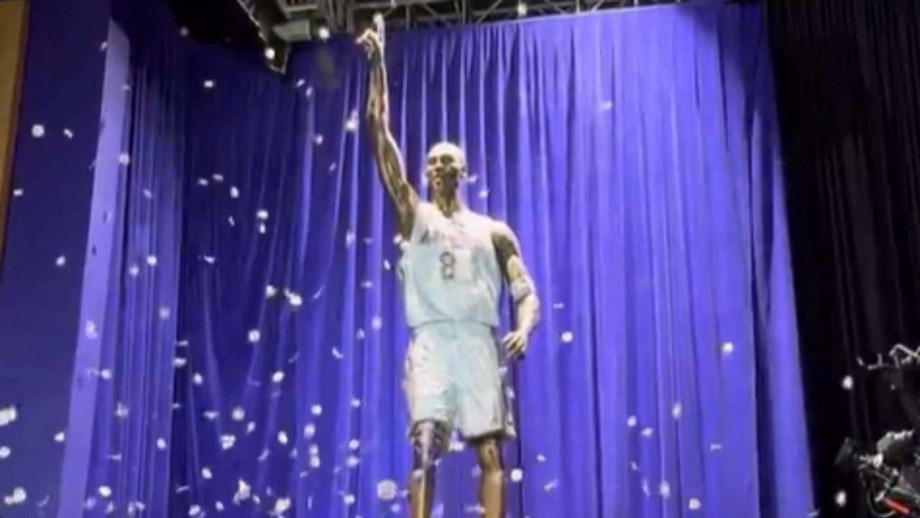 LA Lakers apresentam estátua de homenagem a Kobe Bryant