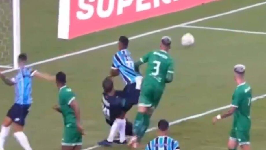 Aconteceu num jogo do Campeonato Gaúcho, no Brasil