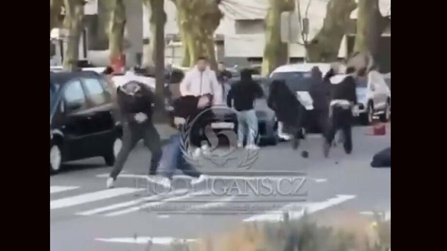 Entre as muitas agressões, é possível ver um homem completamente estatelado no chão