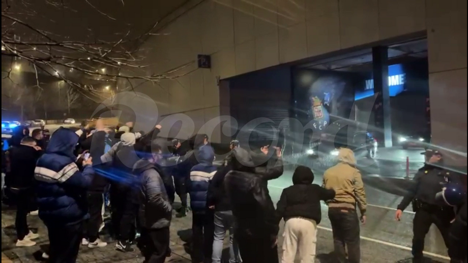 Cerca de meia centena de adeptos portistas aguardaram a saída da comitiva no exterior do estádio