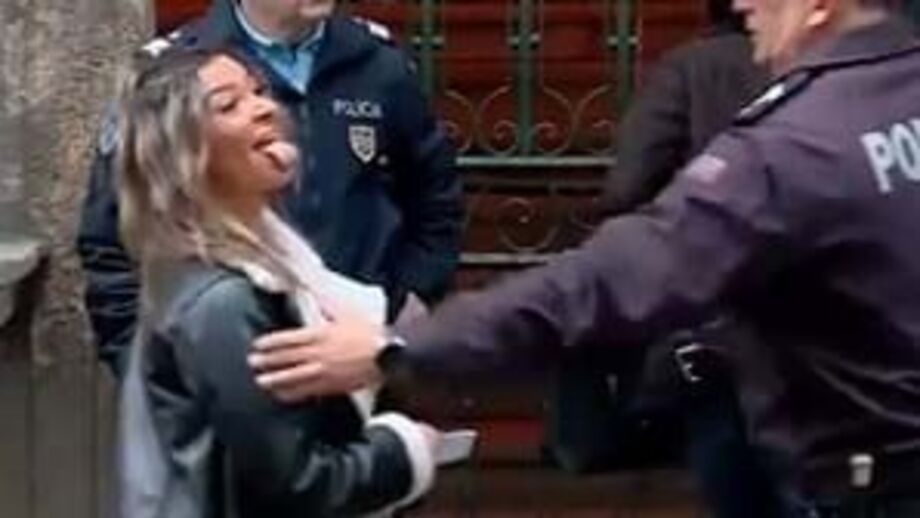 Lara chegou ao julgamento com a mãe, Marisa