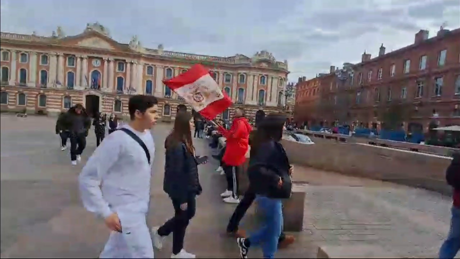 Equipa de reportagem de Record mostra o ambiente no centro da cidade horas antes do Benfica-Toulouse