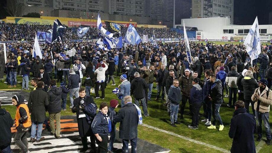 Jogo na Amoreira foi interrompido após adeptos entrarem no relvado devido a problemas de segurança numa bancada do António Coimbra da Mota