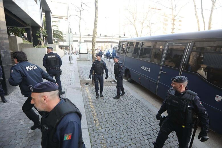 Aparato policial e adeptos do FC Porto na chegada dos detidos da Operação Pretoriano ao TIC