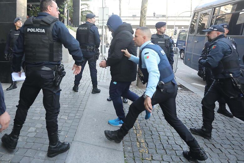 Aparato policial e adeptos do FC Porto na chegada dos detidos da Operação Pretoriano ao TIC