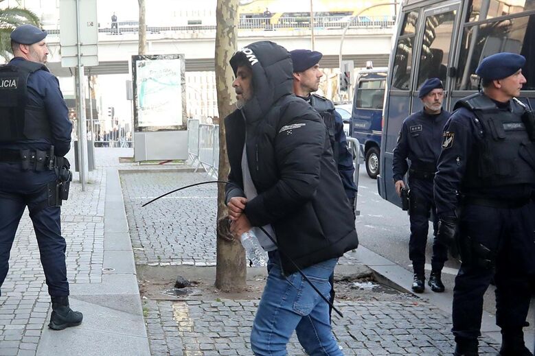 Aparato policial e adeptos do FC Porto na chegada dos detidos da Operação Pretoriano ao TIC