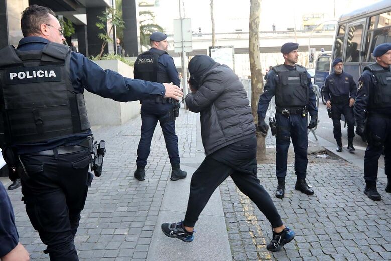Aparato policial e adeptos do FC Porto na chegada dos detidos da Operação Pretoriano ao TIC