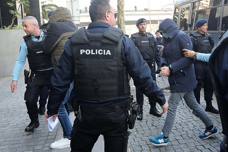 Aparato policial e adeptos do FC Porto na chegada dos detidos da Operação Pretoriano ao TIC