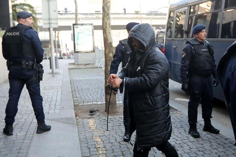 Aparato policial e adeptos do FC Porto na chegada dos detidos da Operação Pretoriano ao TIC