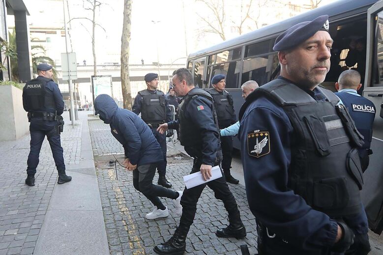 Aparato policial e adeptos do FC Porto na chegada dos detidos da Operação Pretoriano ao TIC