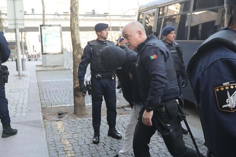 Aparato policial e adeptos do FC Porto na chegada dos detidos da Operação Pretoriano ao TIC