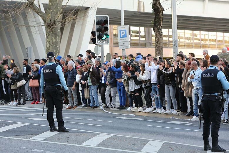 Aparato policial e adeptos do FC Porto na chegada dos detidos da Operação Pretoriano ao TIC