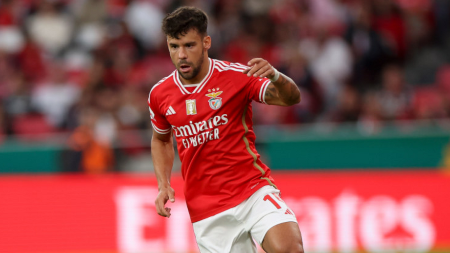 Juan Bernat ao serviço do Benfica em 23/24