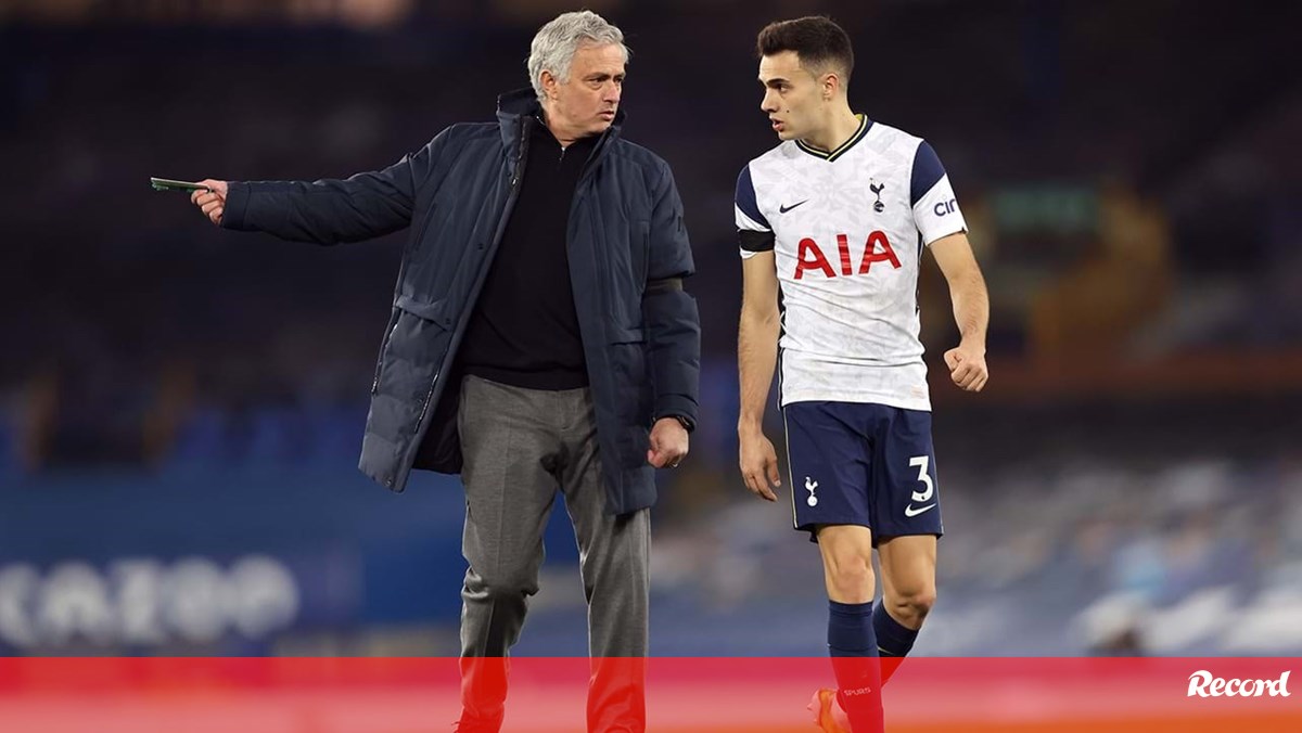 Reguilón lembra promessa de Mourinho: «Se ganharmos ao City e meteres o Mahrez no bolso, compro-te um presunto»