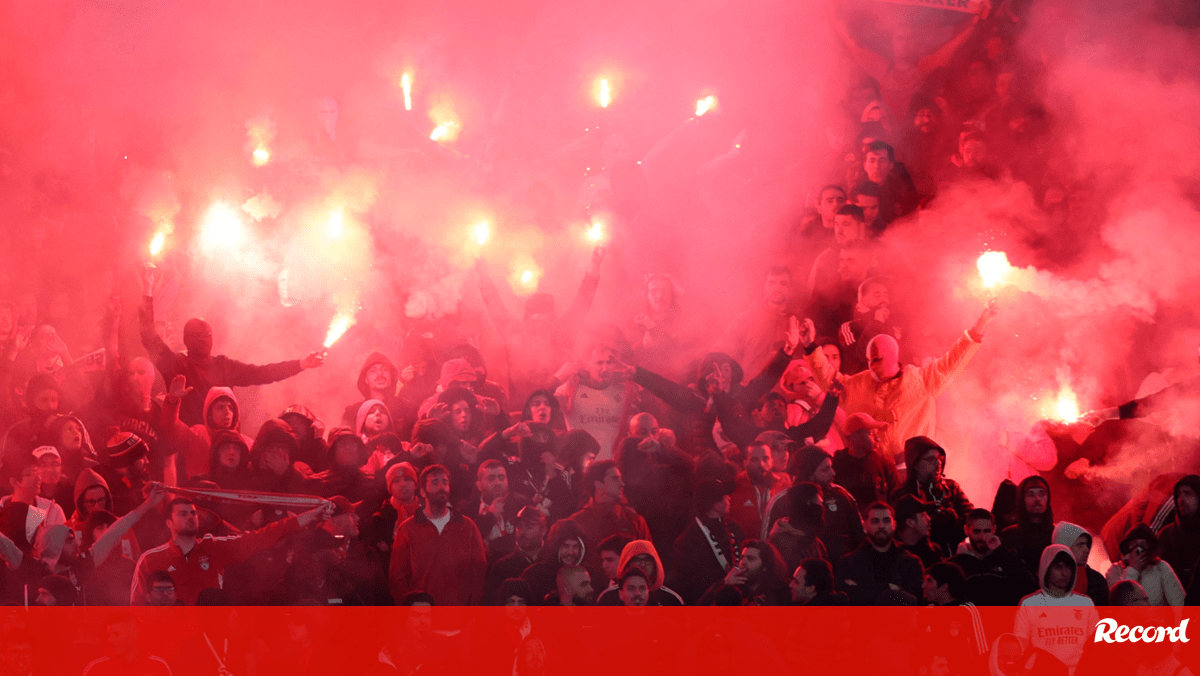 UEFA castiga Benfica com multa pesada e deixa águias em risco de não ter adeptos fora de casa