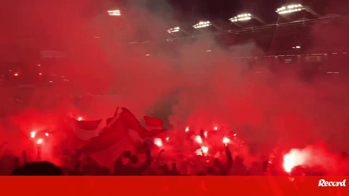 A pirotecnia dos adeptos do Benfica em Toulouse que motivou a sanção da UEFA