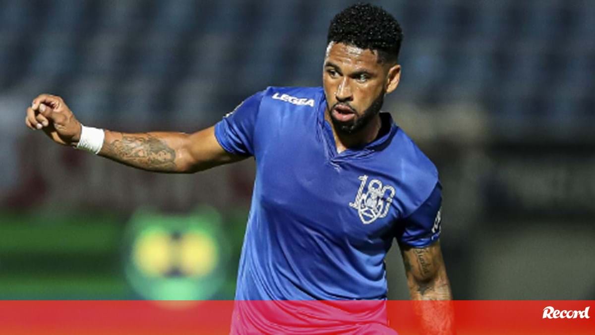 Feirense demonstra apoio a Babanco