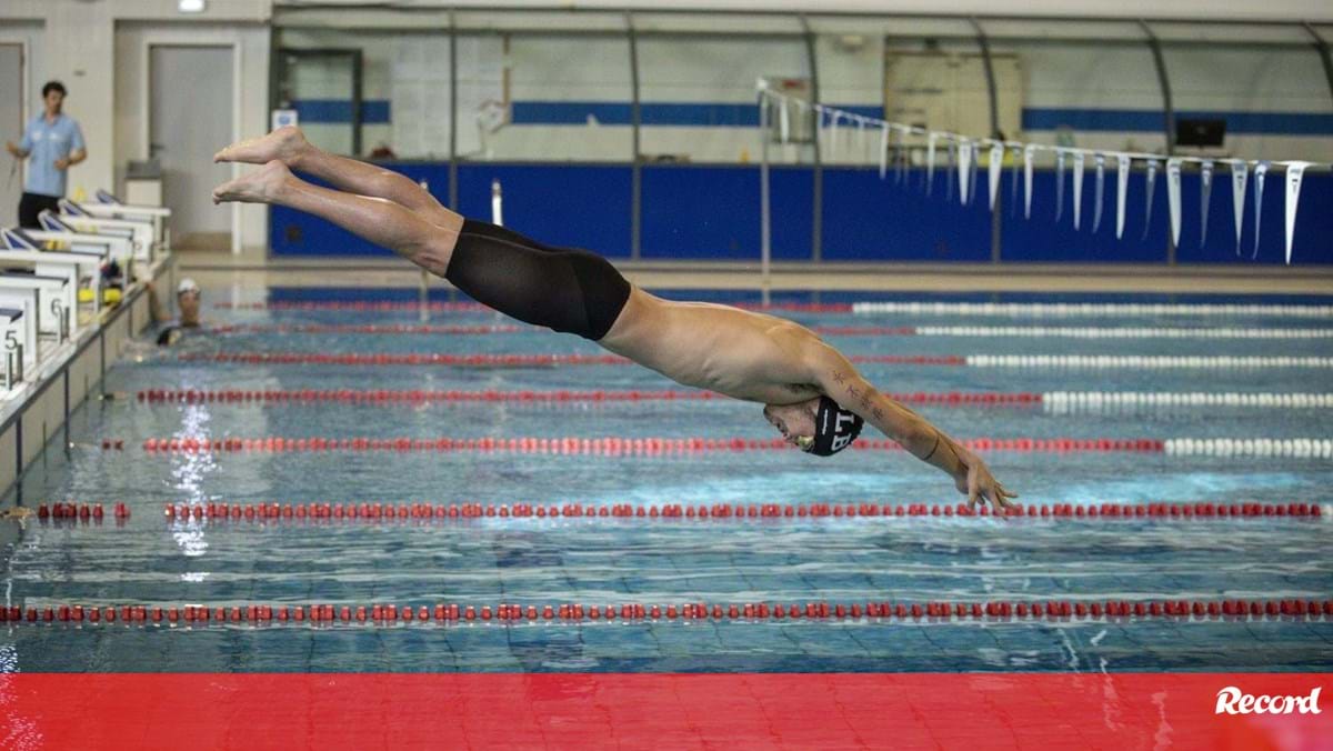 Diogo Ribeiro muito ovacionado no regresso aos treinos nas piscinas do Jamor