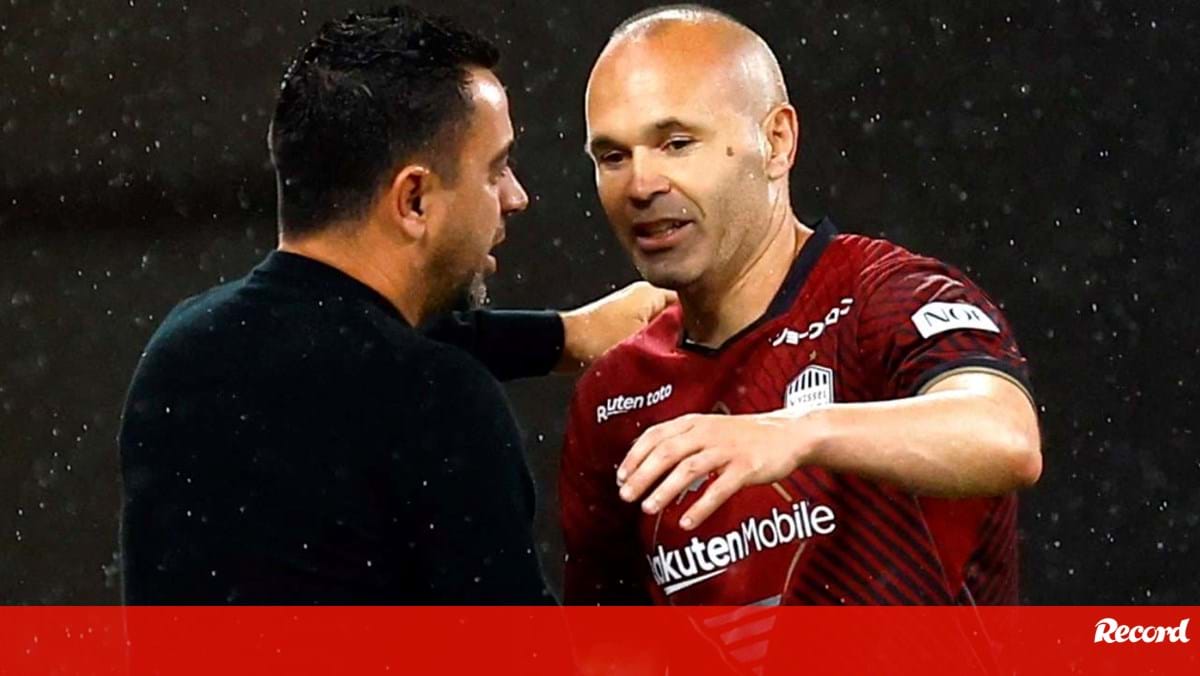 Iniesta sofre com situação de Xavi no Barcelona: «Se decidiu demitir-se é para o bem do clube»