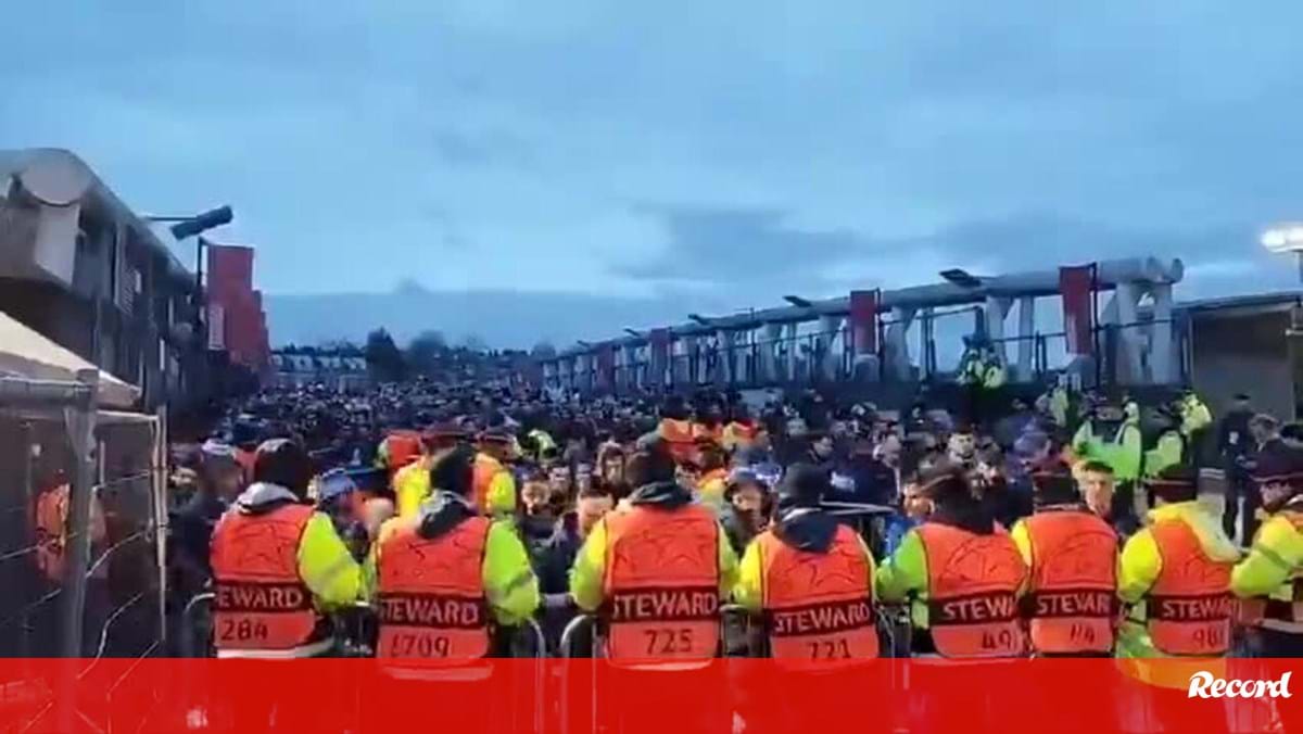 Adeptos do FC Porto aconselhados a ter paciência na chegada ao Estádio Emirates