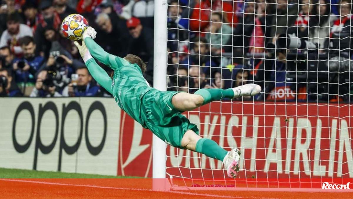 A crónica do At. Madrid-Inter, 2-1 (3-2 pen.): Oblak voa até aos 'quartos'