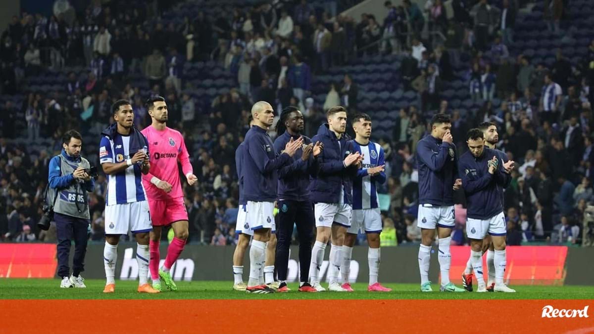 Fim do jogo no Dragão com aplausos que valeram... assobios