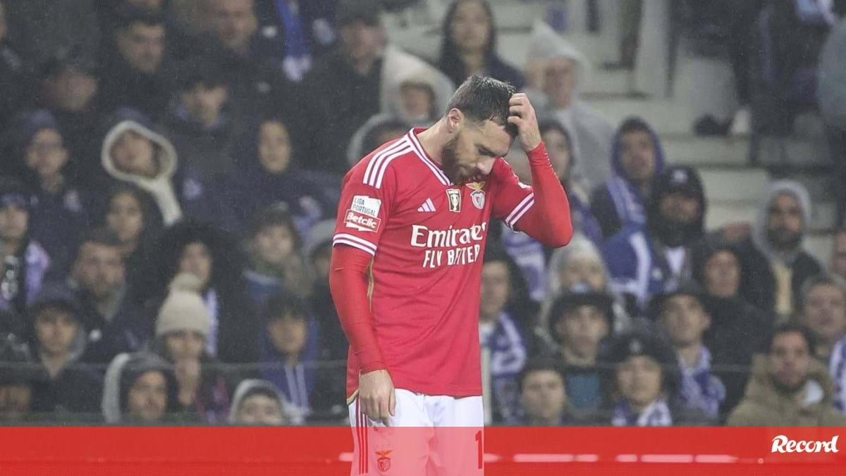 Notícia Record: Kökçü afastado da convocatória do Benfica