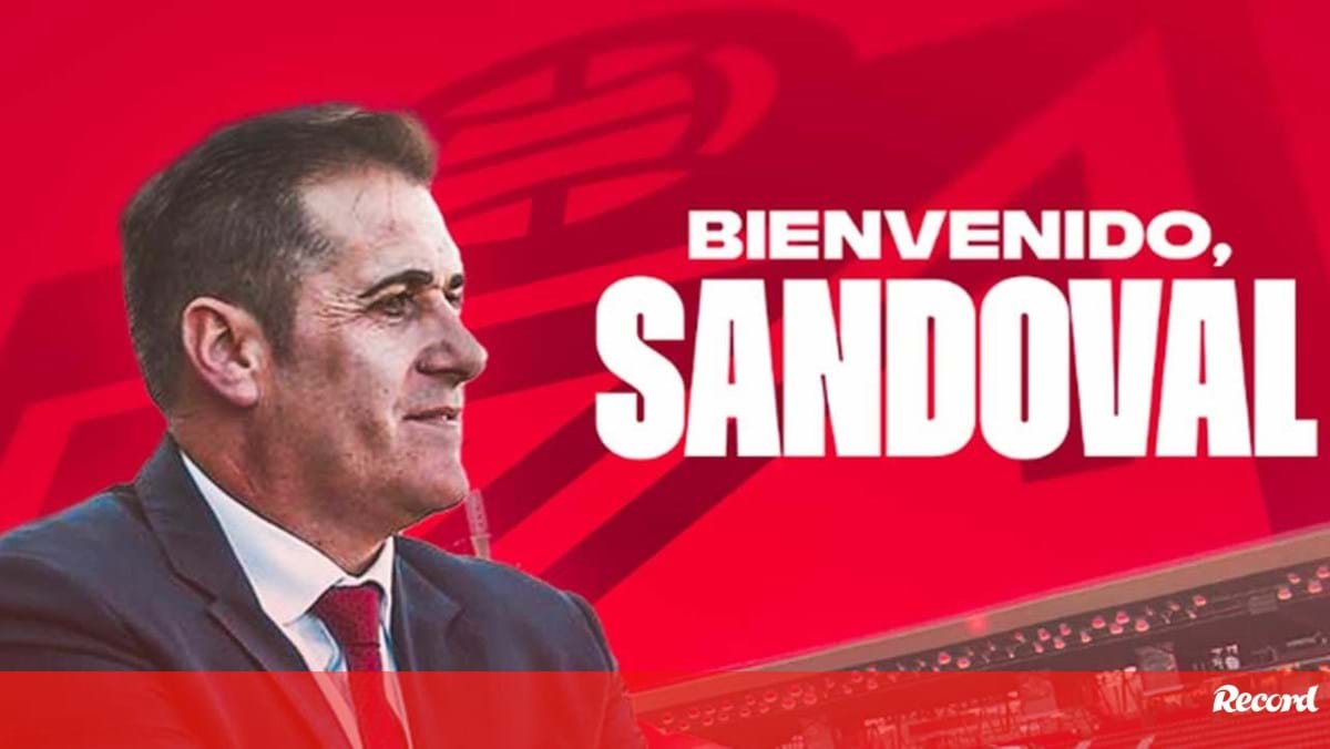 José Ramón Sandoval substitui Alexander Medina como treinador do Granada