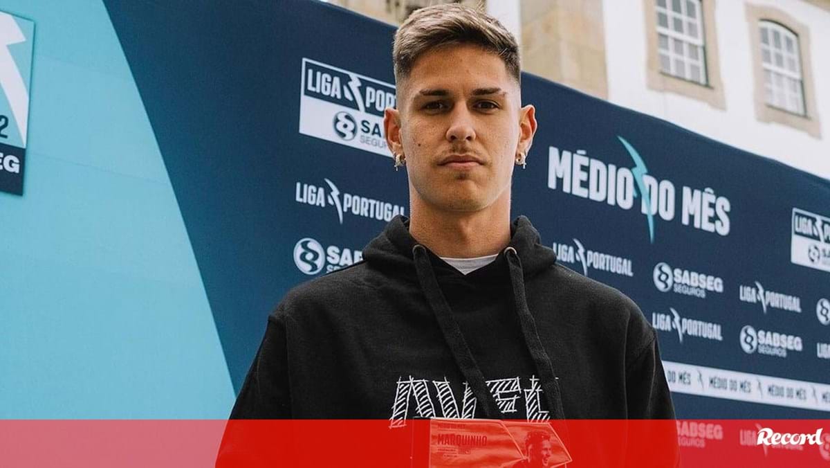 Marquinho recebeu o prémio de melhor médio do mês de fevereiro da Liga Sabseg