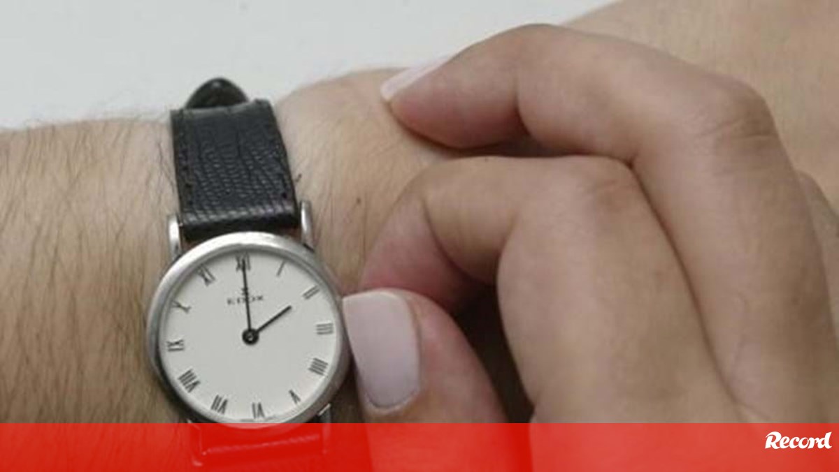 Relógios adiantam uma hora na próxima madrugada